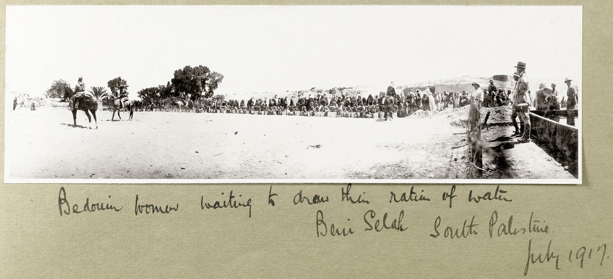 Su oranını çizmek için bekleyen bedevi kadınlar, Beni Saleh, Temmuz 1917 by Capt. Arthur Rhodes