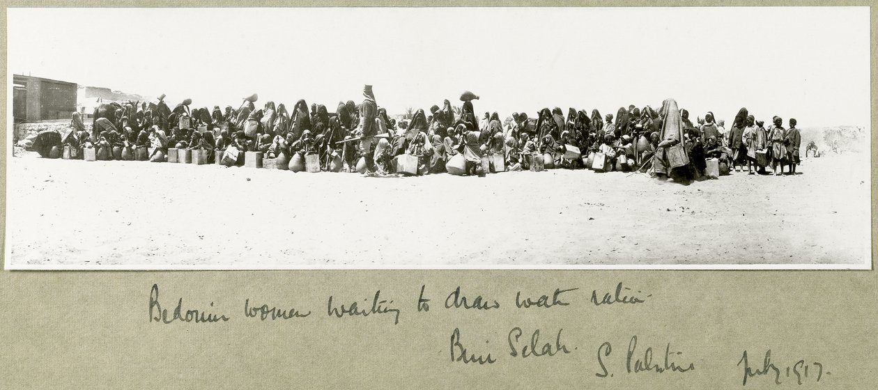 Su oranını çizmek için bekleyen bedevi kadınlar, Beni Saleh, Temmuz 1917 by Capt. Arthur Rhodes