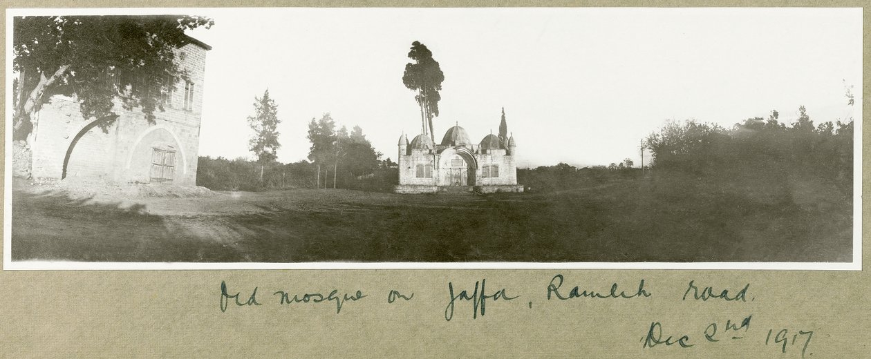 Ramleh Yolu üzerindeki eski cami, Yafa, 2 Aralık 1917 by Capt. Arthur Rhodes