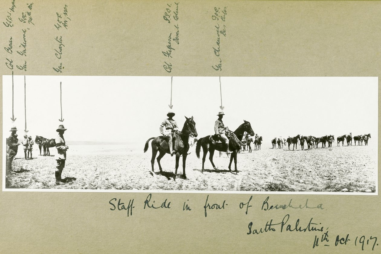 Beersheba önünde personel gezintisi, Güney Filistin, Ekim 1917 by Capt. Arthur Rhodes