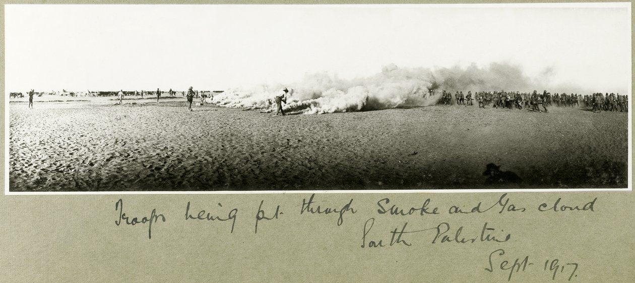 Birlikler duman ve gaz bulutunun içinden geçiriliyor, Güney Filistin, Eylül 1917 by Capt. Arthur Rhodes