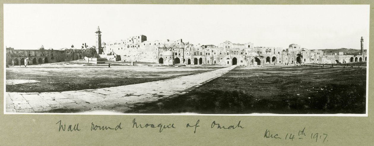 Omah Camii çevresindeki duvar, 14 Aralık 1917 by Capt. Arthur Rhodes