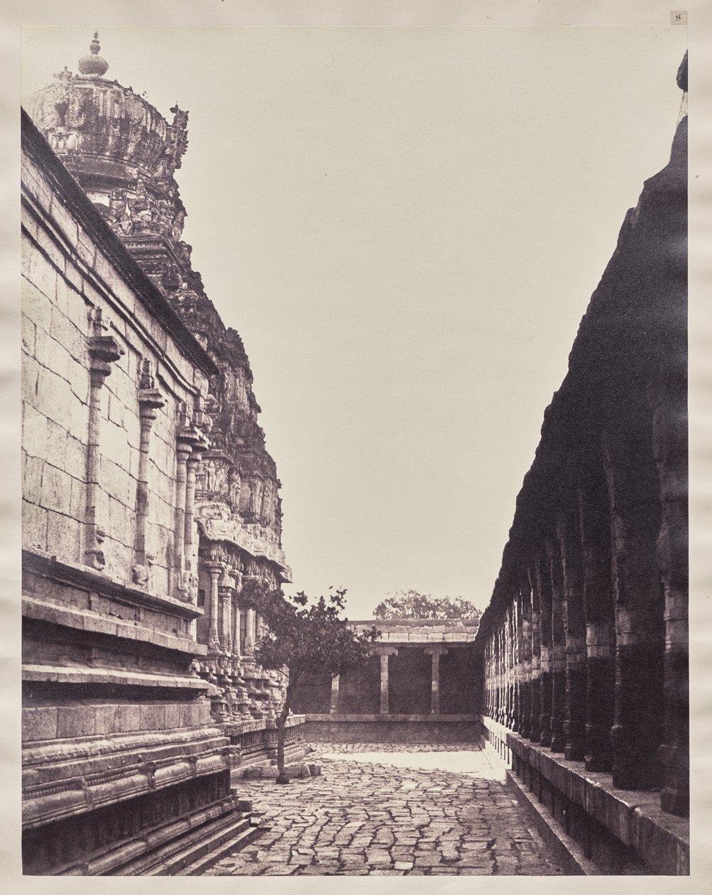 Mahkeme, Madurai Köşesinden Perumal Tapınağı Vimana by Captain Linnaeus Tripe