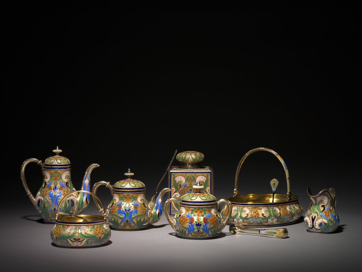 1896 ve 1896-1906 öncesi Sıcak Su Potu, Kapaklı Şekerlik, Çay Sepeti, Çaydanlık, Şeker Maşası, Limon Çatalı, Şeker Sepeti, Pasta Sepeti, Kremalı Sürahi, Çay Süzgeci ve Şeker Elek by Carl Fabergé