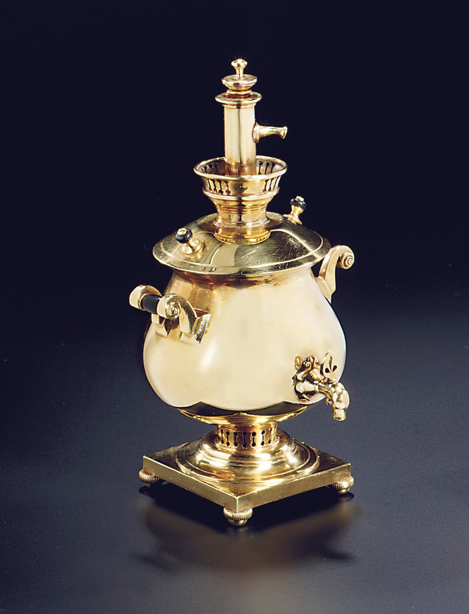 Kapaklı minyatür semaver koku şişesi, muhtemelen Moskova, 1908-17 by Carl Fabergé