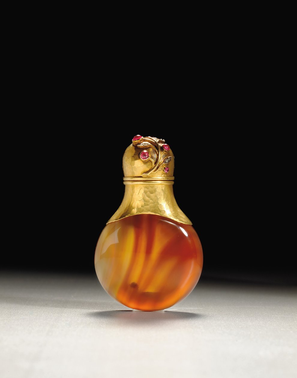 Koku şişesi, işçi ustasının işareti Erik Kollin, St. Petersburg, 1890 dolayları by Carl Fabergé