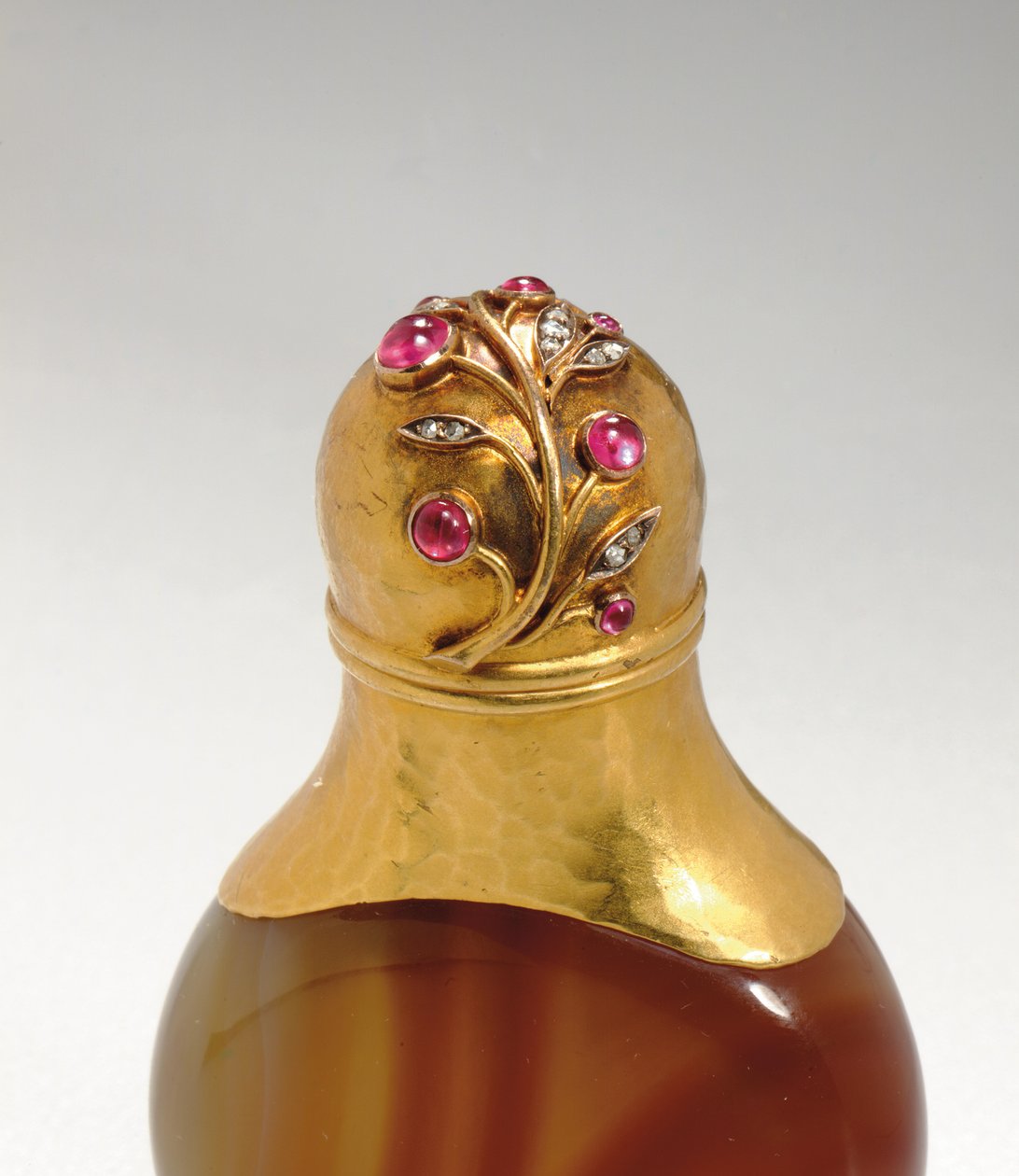 Koku şişesi, işçi ustasının işareti Erik Kollin, St. Petersburg, 1890 dolayları by Carl Fabergé