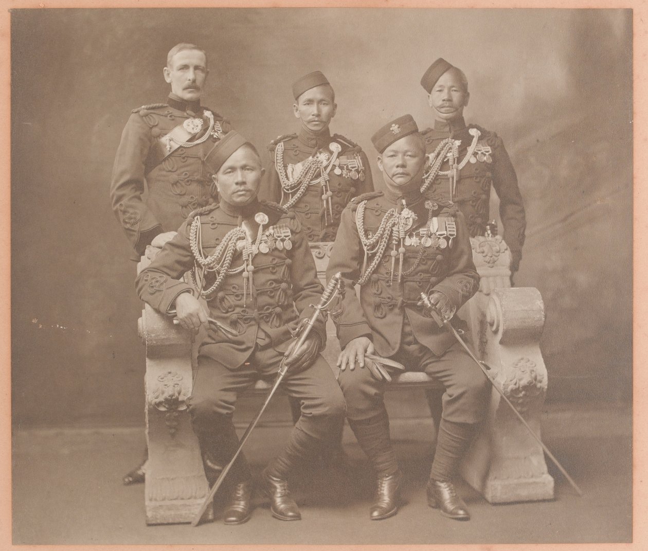 Gurkha alaylarından King'in Hint Düzenli Memurları by Carl Vandyk