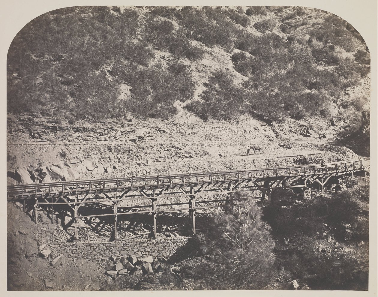 Demiryolu Köprüsü, Cape Horn, Mariposa İlçesi by Carleton E. Watkins