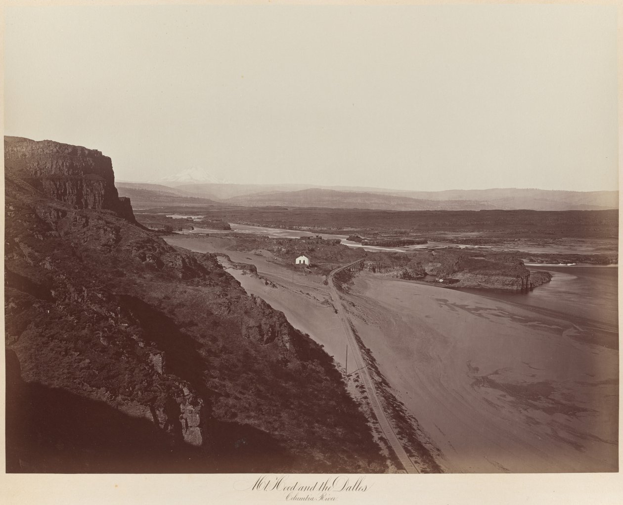 Hood Dağı ve Dalles, Columbia Nehri by Carleton E. Watkins