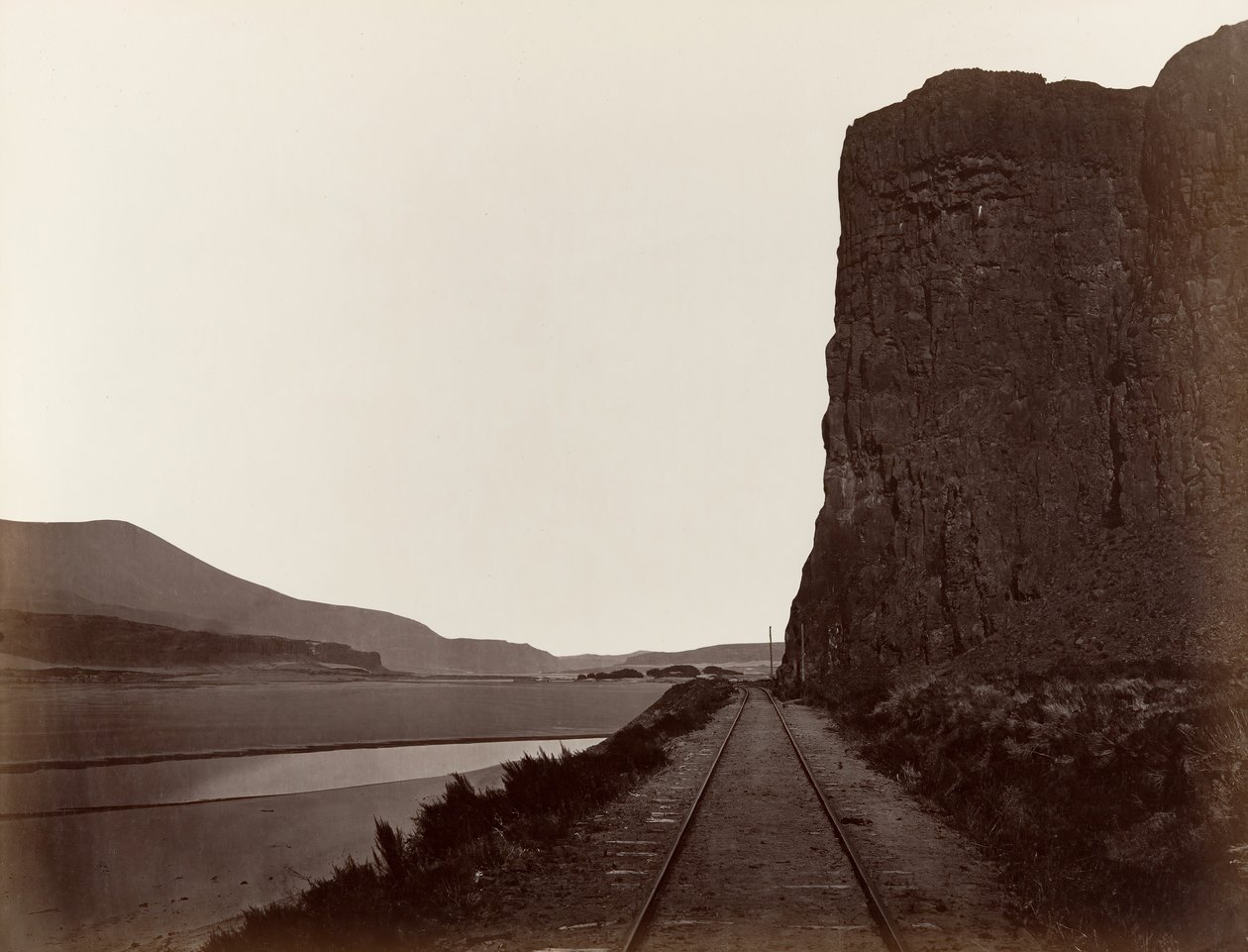 Celilo yakınlarındaki Cape Horn, 1867. by Carleton Emmons Watkins
