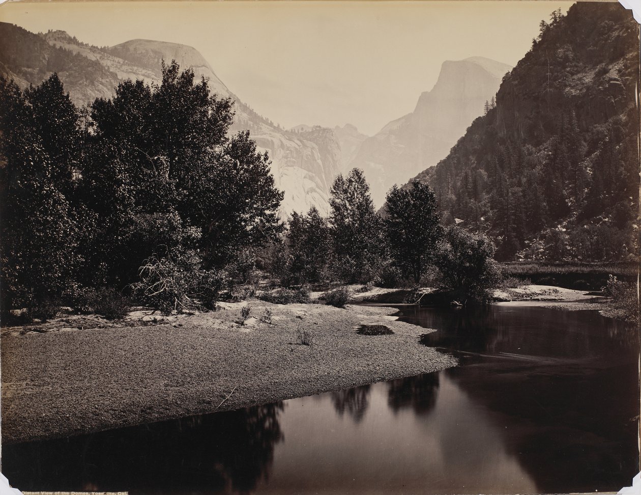 Kubbelerin Uzak Görünümü, Yosemite Vadisi, California, 1866 dolayları (albüm baskısı) by Carleton E. Watkins