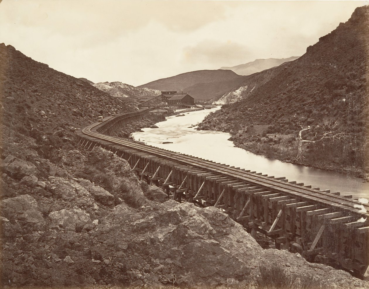 Eureka Quartz Mill ve Flume, Nevada, 1875, basılmış yakl. 1876. by Carleton Emmons Watkins