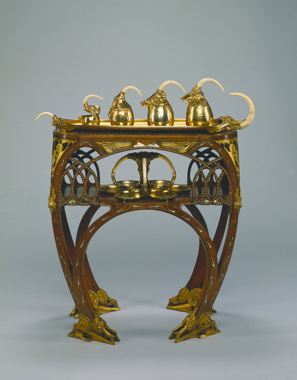 Adrien-Aurélien Hebrard tarafından yürütülen Kremalı Sürahi, Kapalı Şekerlik, Çaydanlık, Sıcak Su Potu ve Salver ile Tepsi by Carlo Bugatti