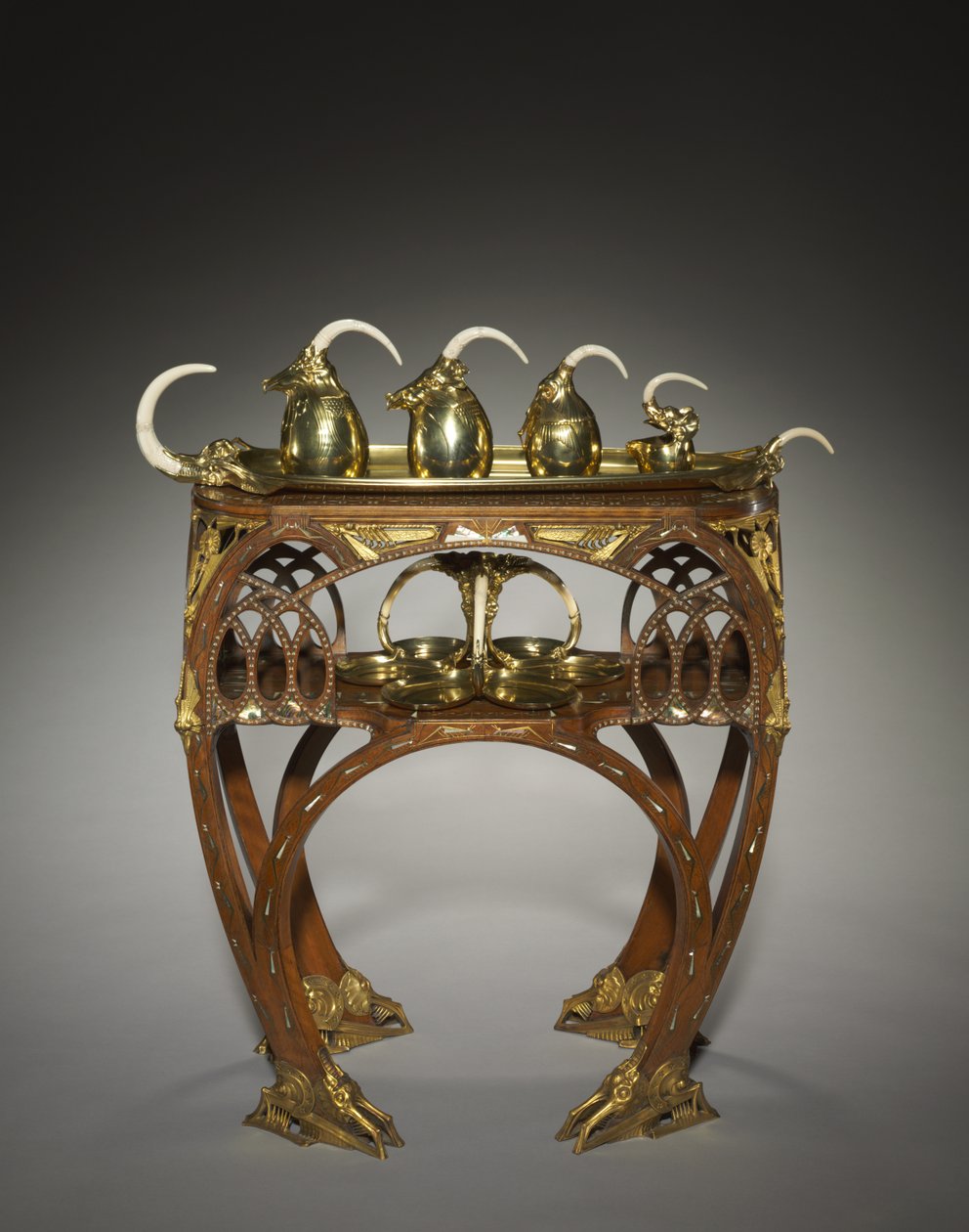 Adrien-Aurélien Hebrard (1866-1937) tarafından yapılan Kremalı Sürahi, Kapaklı Şekerlik, Çaydanlık, Sıcak Su Potu ve Salver ile Tepsi ve Table, c.1907 (kakma ahşap (maun?), döküm ve yaldızlı bronz yuvalar, fildişi veya kemik, metal ve sedef kakmalar (mar by Carlo Bugatti