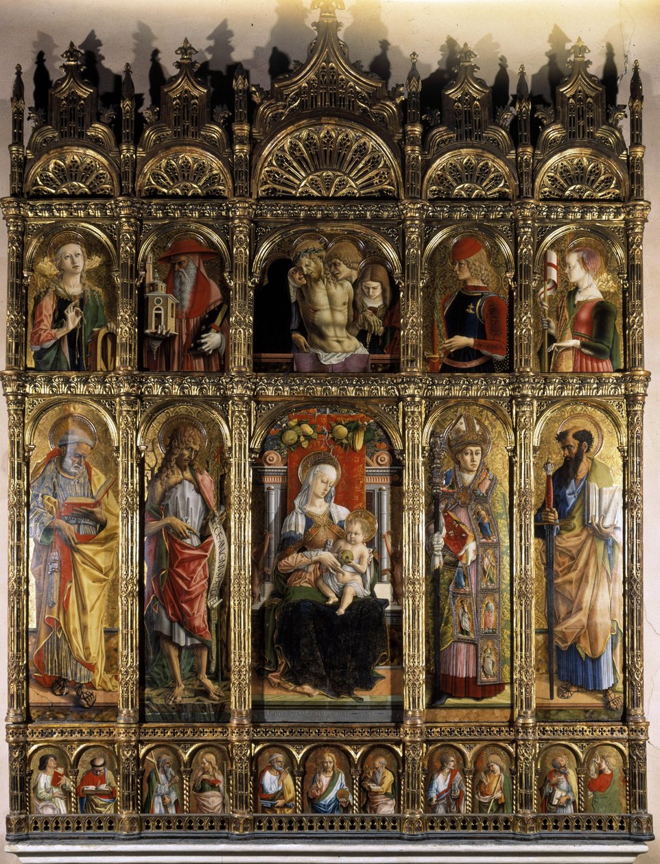 Bir Pieta ve alt taraf Çocuklu bir madonna gösteren poliptik by Carlo Crivelli