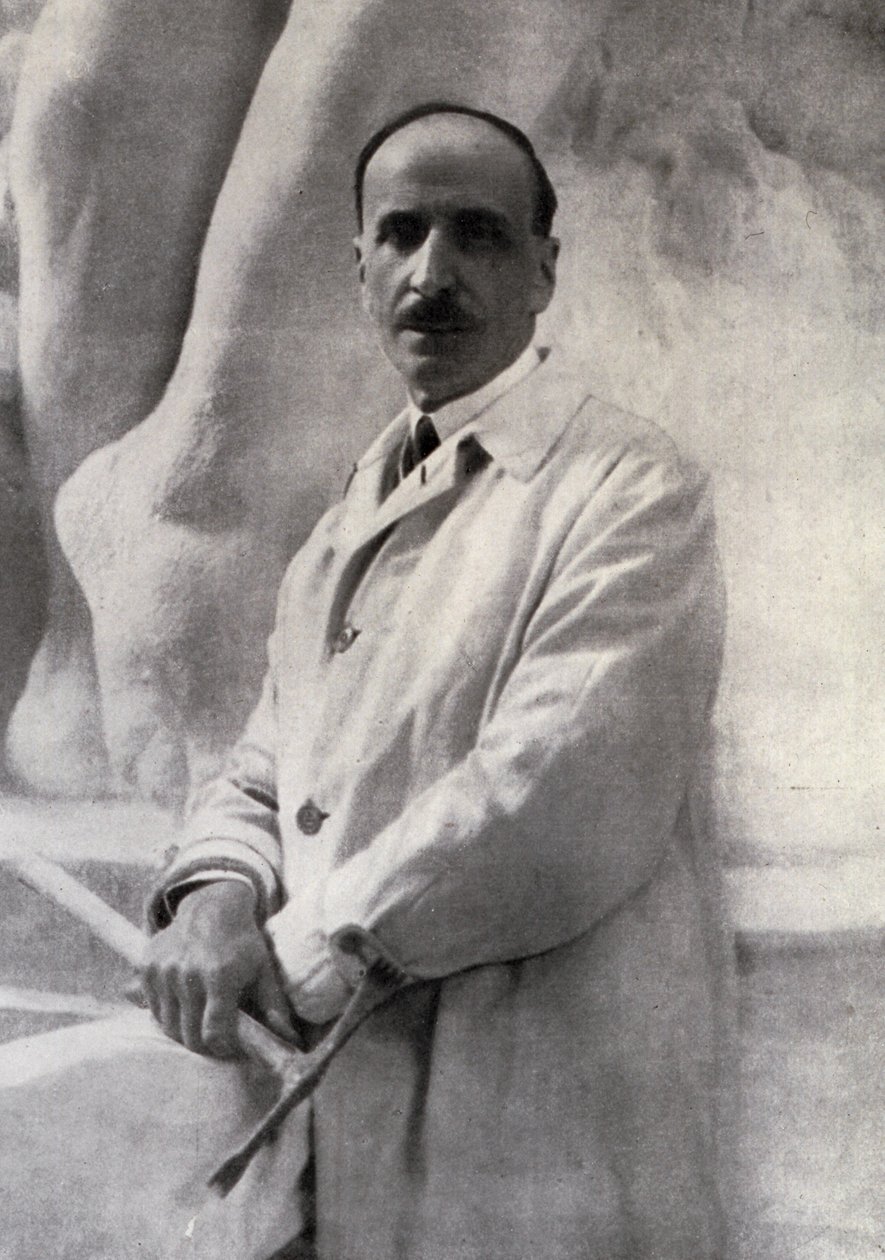 Elinde marteline ile heykeltıraş Edoardo Rubino