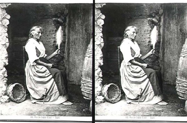İplikçi Yaşlı Kadın, Capri, 1865 dolayları (s/b fotoğraf) by Carlo Naya