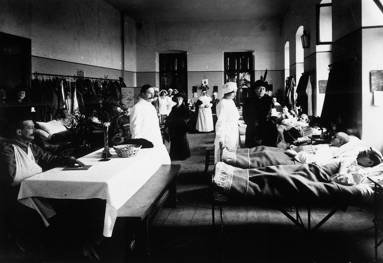 Savaş yaralıları, doktorlar, Kızılhaç hemşireleri ve ziyaretçileri ile bir hastanede dekore edilmiş salon (s/b fotoğraf) by Carlo Wulz
