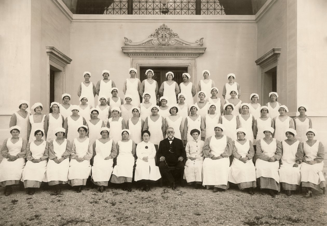 Birinci Dünya Savaşı sırasında bir psikiyatri hemşiresinin grup fotoğrafı by Carlo Wulz