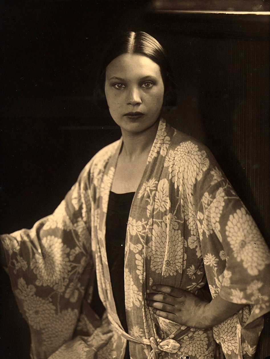 Bir kimono sabahlık giyen Wanda Wulz