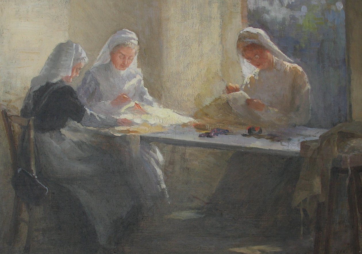 Kensington Savaş Hastanesi Malzeme Deposu (Kensington Meydanı), Bir masada oturan üç hemşire dikiş dikiyor, c.1916 (tuval üzerine yağlı boya) by Catherine Ouless