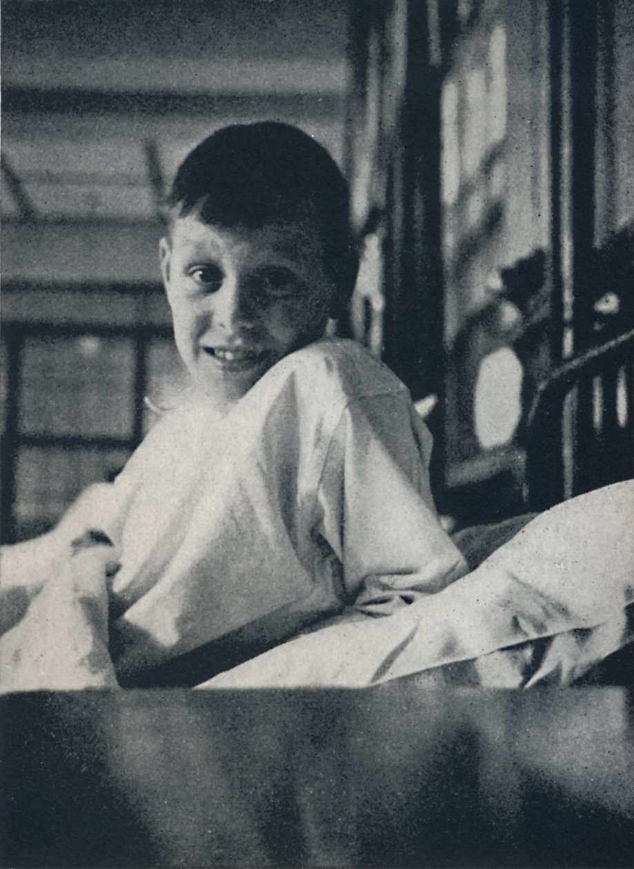 Hafifçe nefes alan, her uzvunda yaşamını hisseden küçük bir çocuk, ne bilmeli? by Cecil Beaton
