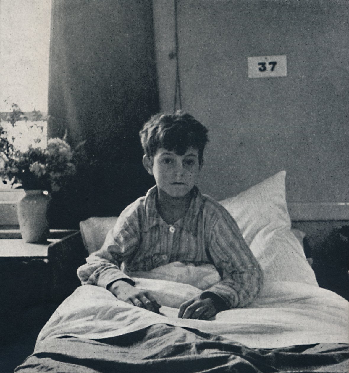 Hafifçe nefes alan, her uzvunda yaşamını hisseden küçük bir çocuk, ne bilmeli? by Cecil Beaton