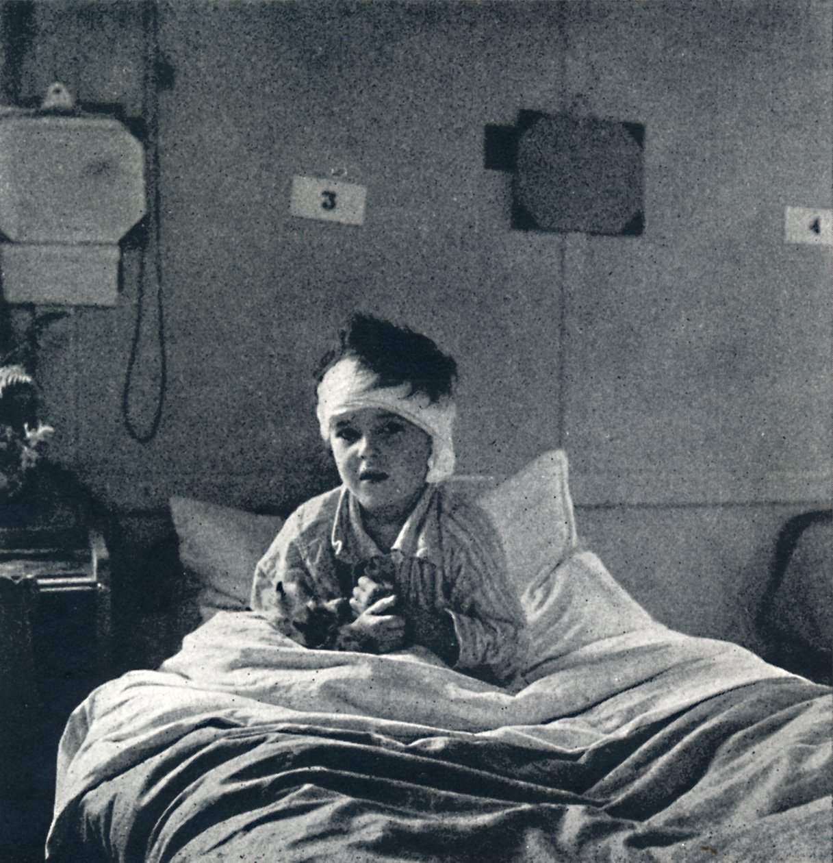 Hafifçe nefes alan, her uzvunda yaşamını hisseden küçük bir çocuk, ne bilmeli? by Cecil Beaton