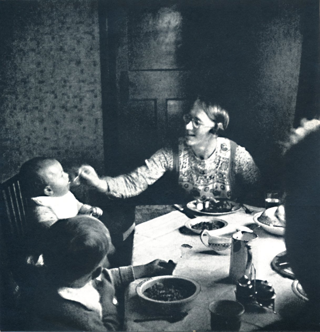 Güzel bir sıcak akşam yemeği, 1941 by Cecil Beaton