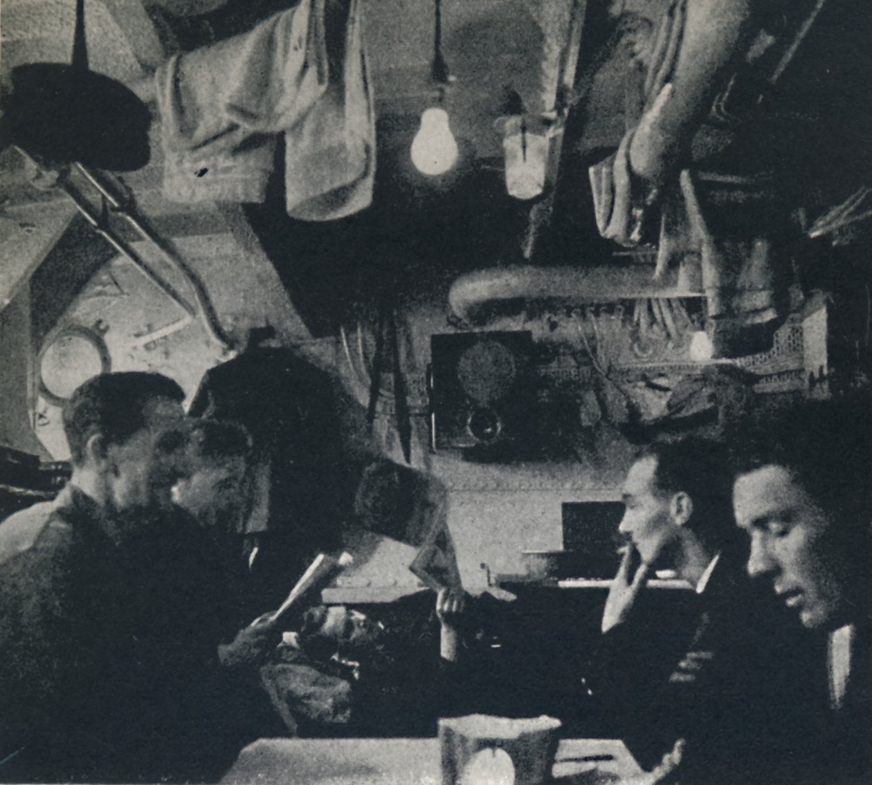 Yemek masasında alanın işlevsel kullanımı, 1941 by Cecil Beaton