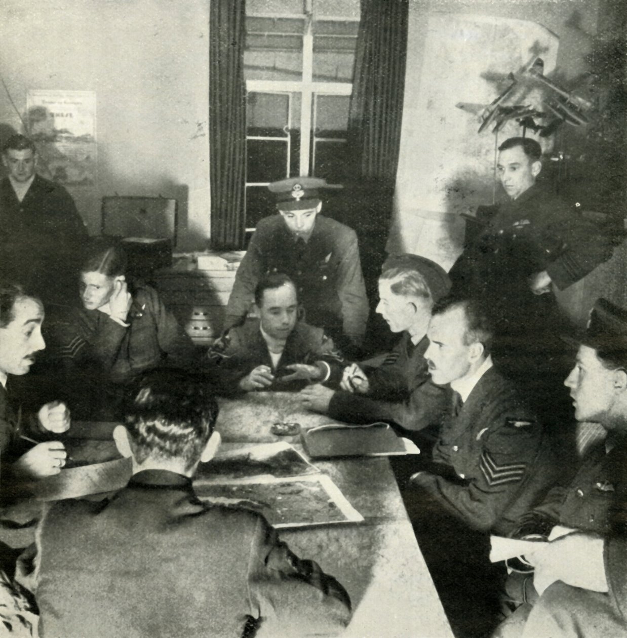 Uçak Mürettebatının Sorgulanması, W.A.A.F. Bu Çalışmada Yardım, c1943. by Cecil Beaton