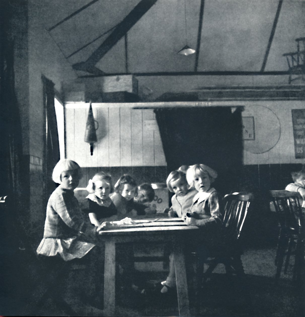 Köy salonunda Londralı çocuklar için dersler, 1941 by Cecil Beaton