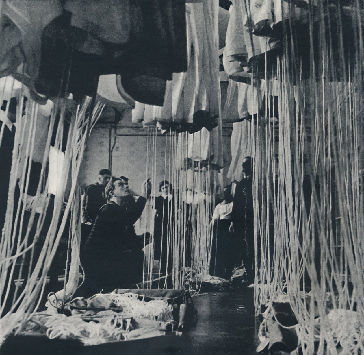 Fleet Air Arm için yaşam testi paraşüt tezgahı, 1941 by Cecil Beaton