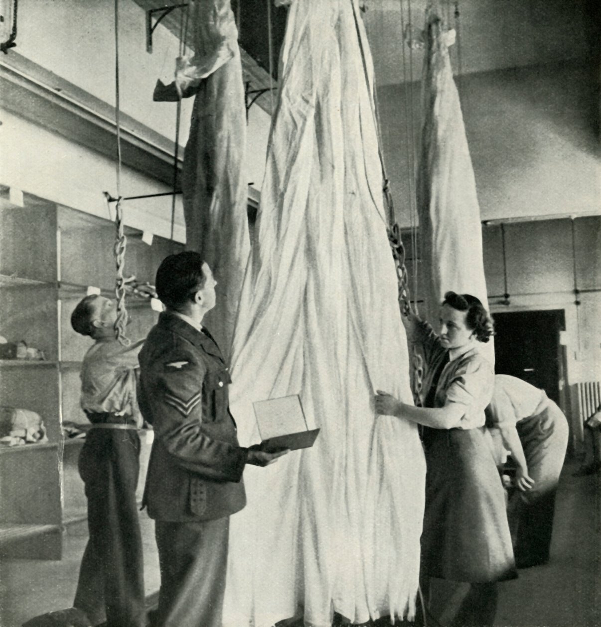 Paraşüt Paketleyiciler, c1943. by Cecil Beaton