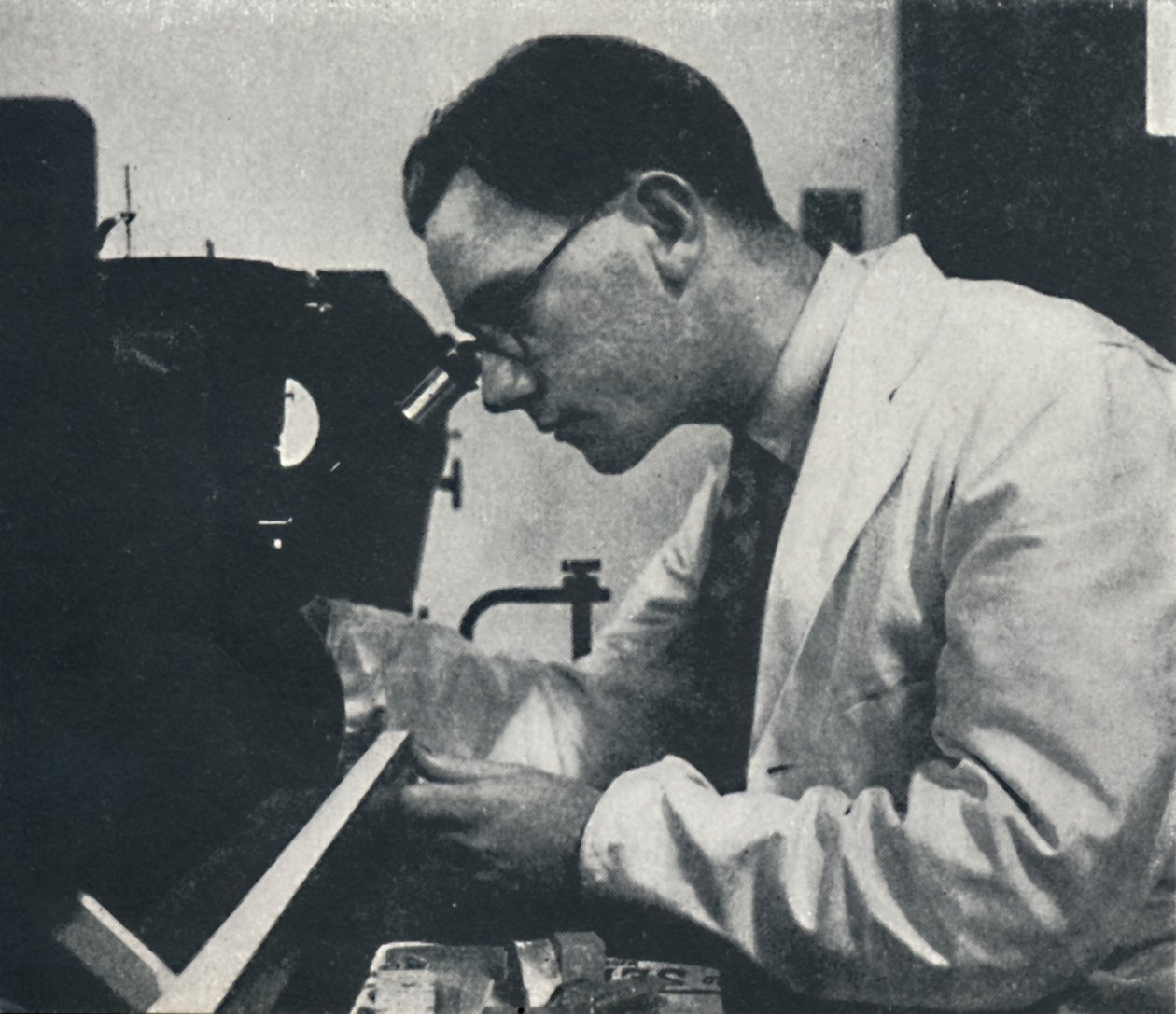Bir alüminyum alaşımının yapısını mikroskopla test eden araştırma görevlisi, 1941 by Cecil Beaton