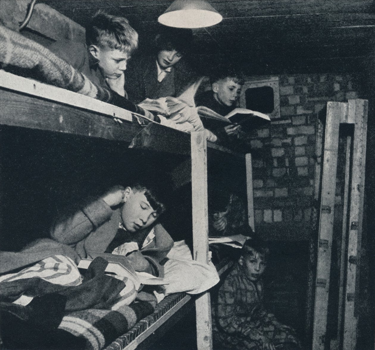 Öğrenci yurdu, 1941 by Cecil Beaton