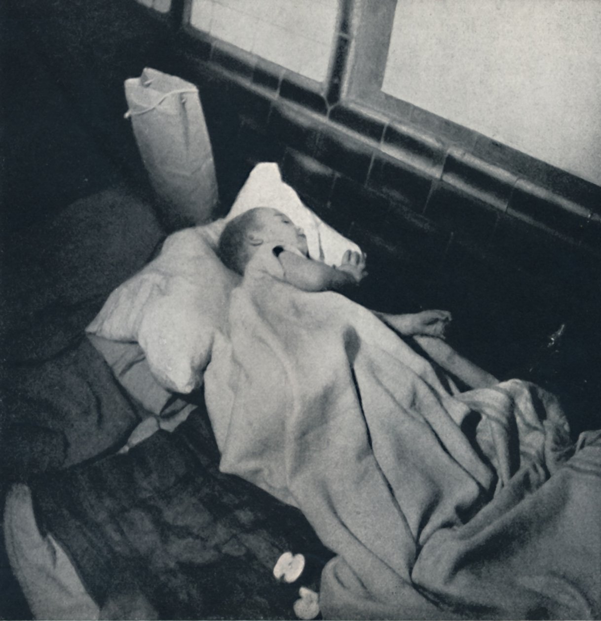 Uyuyan bebek, 1941 by Cecil Beaton