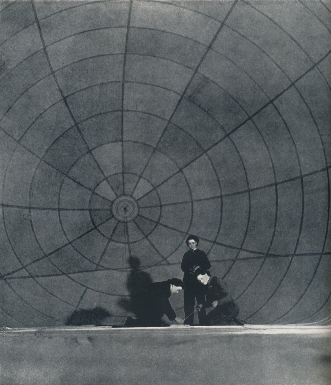 Bir balon üzerinde çalışan web WAAFS, 1941 by Cecil Beaton