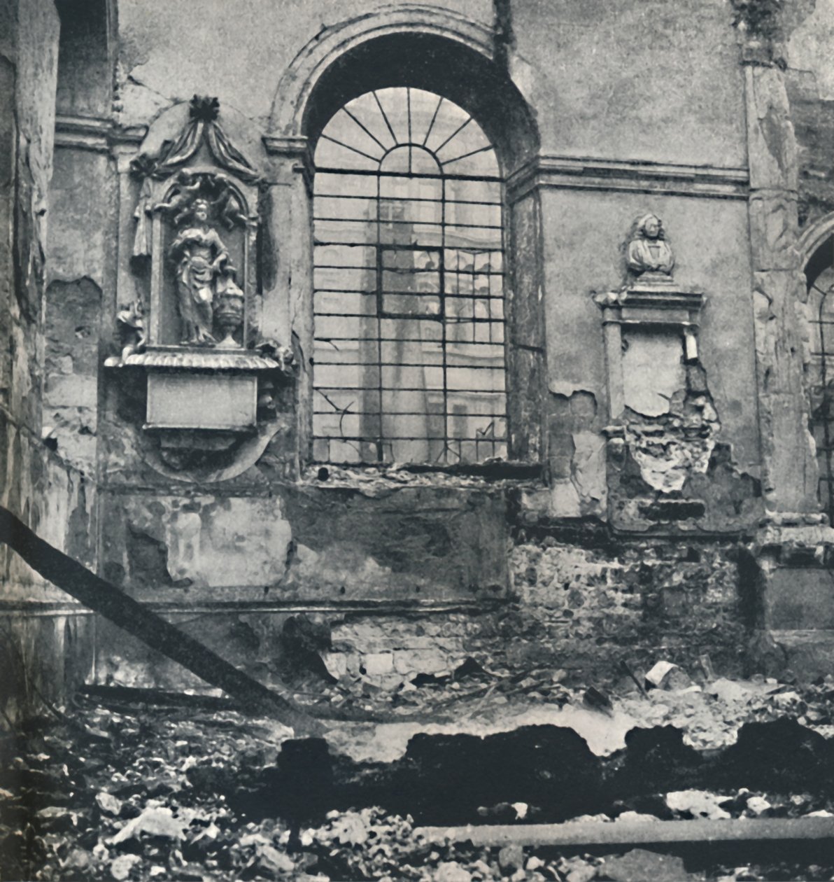 Bu parçalar St. Lawrence Jewry, 1941 by Cecil Beaton
