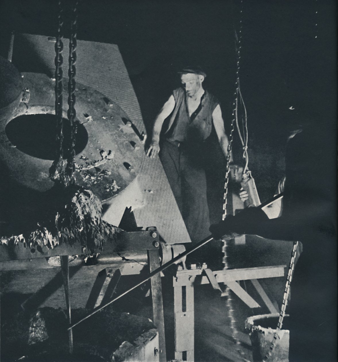 Bir uçak fabrikasında alaşım hazırlama işçisi, 1941 by Cecil Beaton
