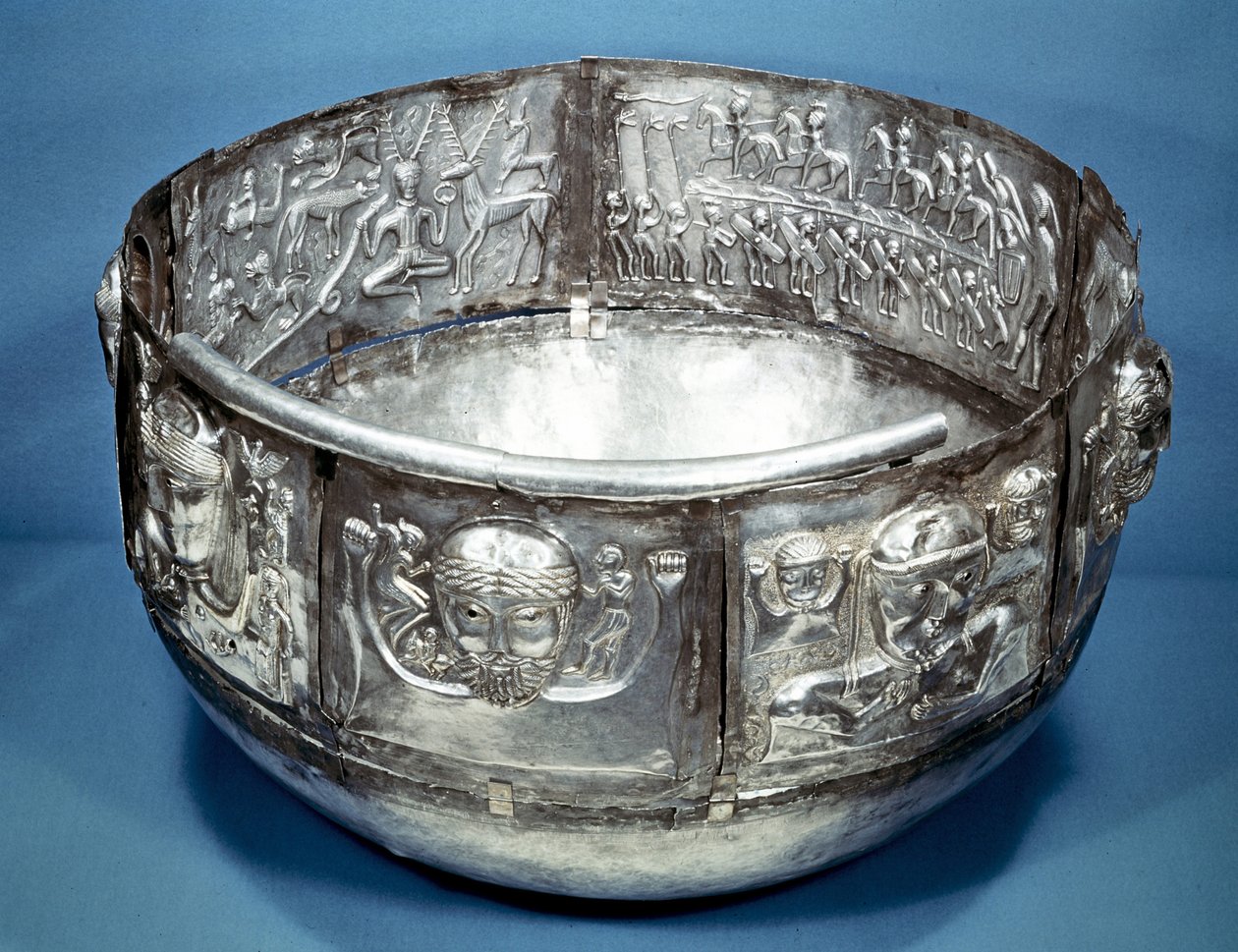 Gundestrup Cauldron (kase), MÖ 1. yüzyıla ait Kelt ritüel kabı. Sağda içte hayvanların kralı Cernunnos var. Gümüş kısmen yaldızlıdır. Danimarka Ulusal Müzesi, Kopenhag. by Celtic