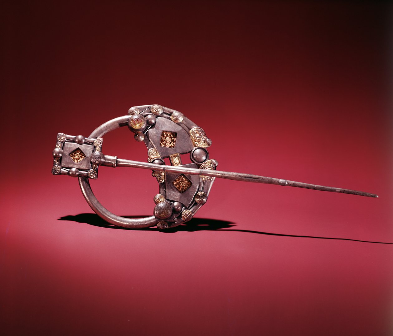 Killamery Broş, Killamery, County Kilkenny, Viking Age (altın, cam ve kehribar ile gümüş) by Celtic