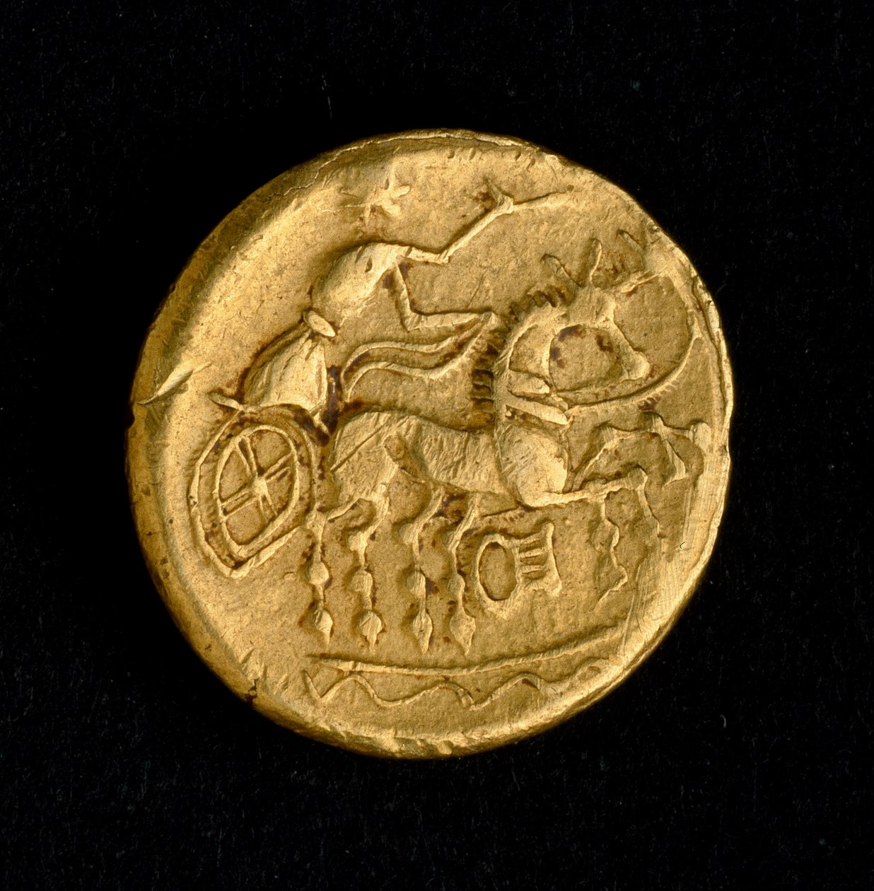 Kelt sanatı: Sequani eyaleti, altın sikke - Tank kullanan bir adamın temsili (?), MÖ 3.-2. yüzyıl - Paris, B.N. - Kelt sanatı: araba süren adam - Altın sikke, Sequani eyaleti, MÖ 3d-2d yüzyıl - Ulusal Kütüphane, Paris (Fransa) by Celtic