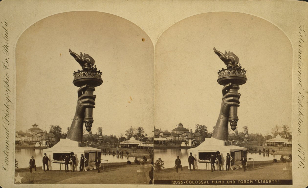 Philadelphia Centennial Sergisinde sergilenen devasa el ve meşale "Özgürlük", 1876 by Centennial Photographic Co.