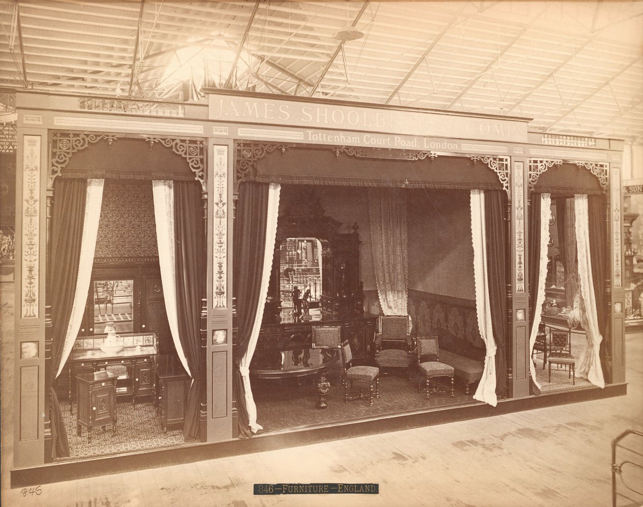 James Shoolbred & Co.'nun sergisi -- Ana Bina, Mobilyalı üç oda. Soldaki odada üç dolap, lavabo, ibrik ve ayna; merkez odada bir masa, sandalyeler, bir kanepe ve aynalı ve heykelli bir büfe; T by Centennial Photographic Co.