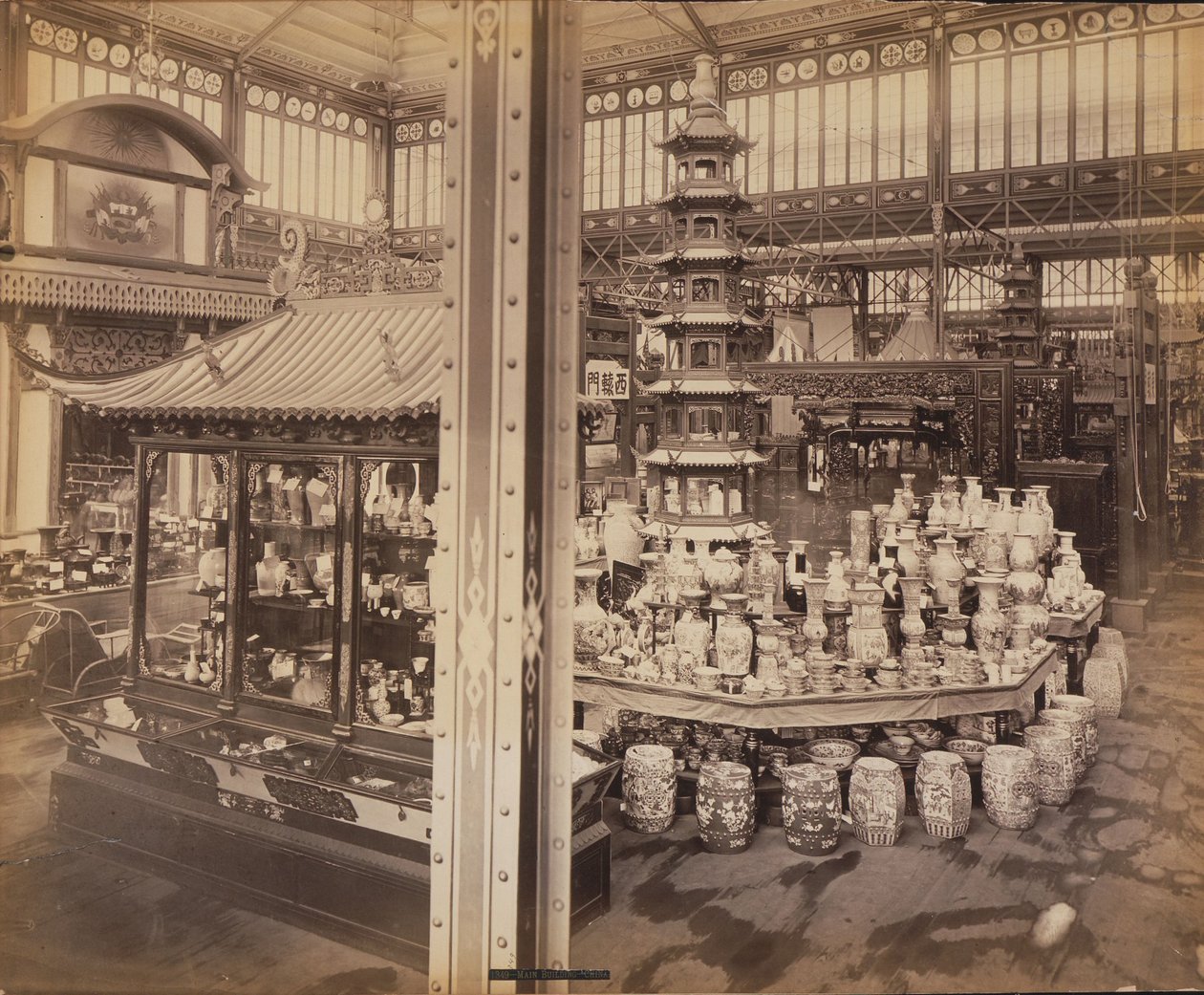 Çin Mahkemesinin Görünümü, Ana Bina, Yüzüncü Yıl Sergisi, Philadelphia by Centennial Photographic Co.