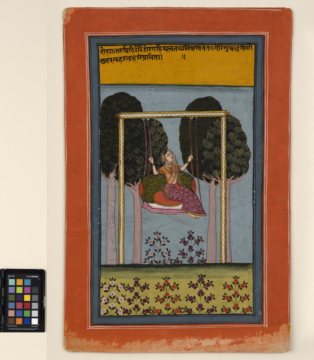 Salıncakta bir kadın, c.1800 (kağıt üzerinde opak suluboya ve altın rengi) by Central Indian School
