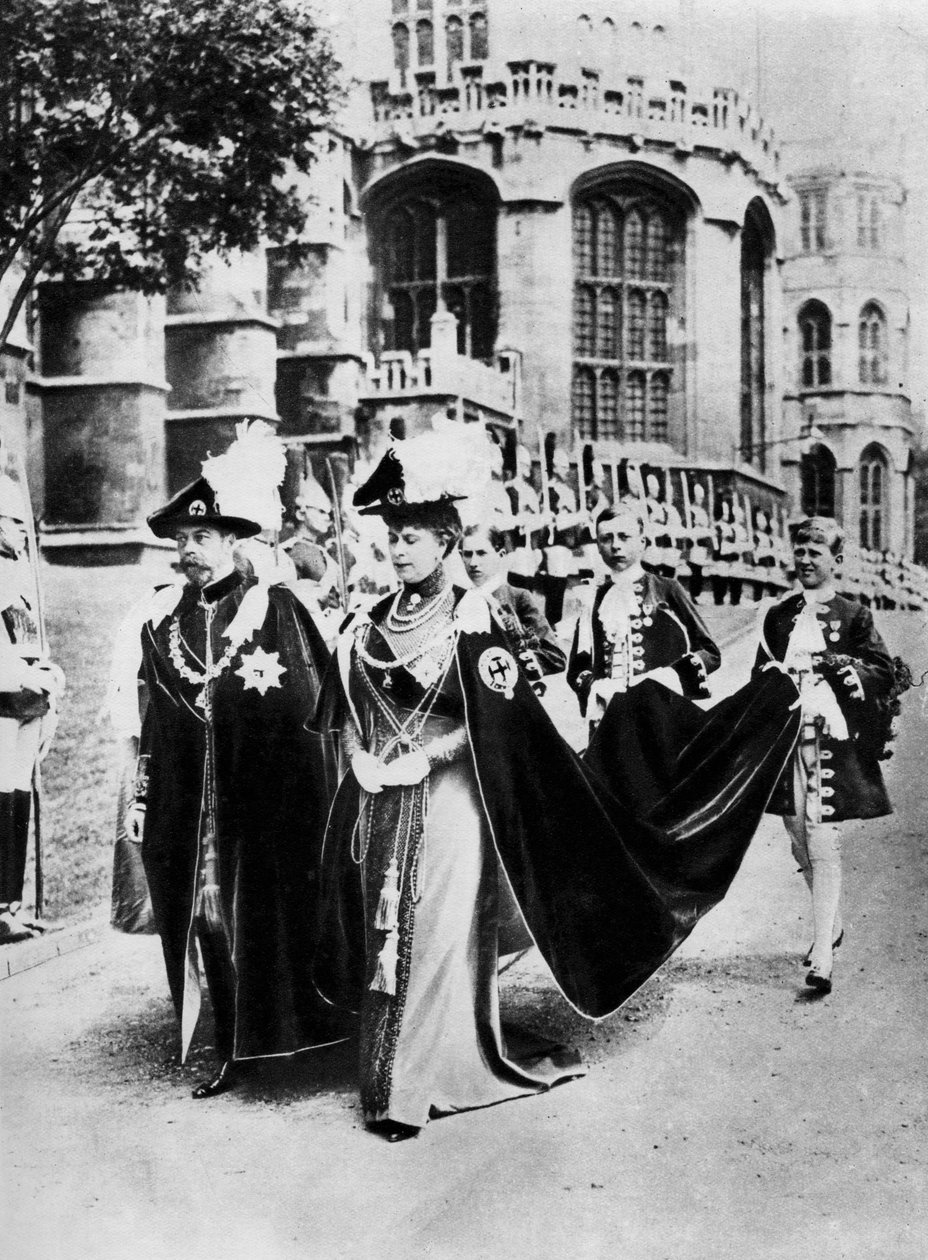 Kral George V ve Kraliçe Mary, Jartiyer Şövalyelerinin cübbelerinde, Windsor, 1937. by Central Press