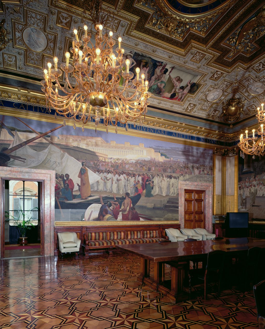 Sala Maccari Maccari Odası, yaldızlı sıva ve Roma tarihinden sahneler ile zengin bir şekilde dekore edilmiştir, bir kalabalığın önünde bir hatibi tasvir eden panelin detayı, 1882-88 fotoğraf by Cesare Maccari